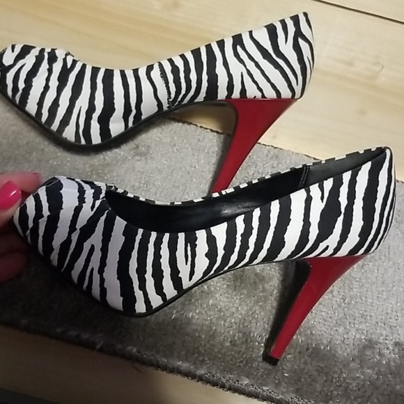 Candies zebra print heels. - Picture 4 of 4